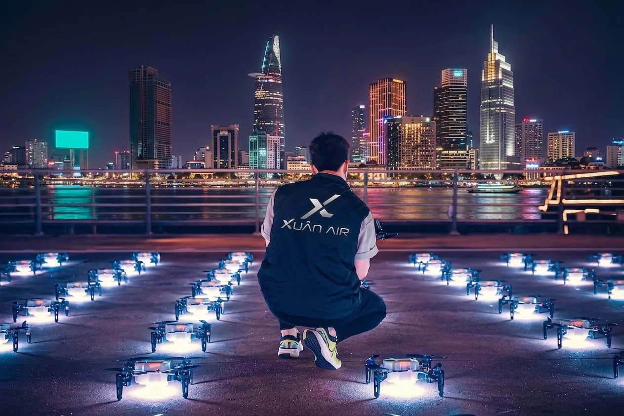 Màn trình diễn drone rực rỡ trên bầu trời thành phố về đêm